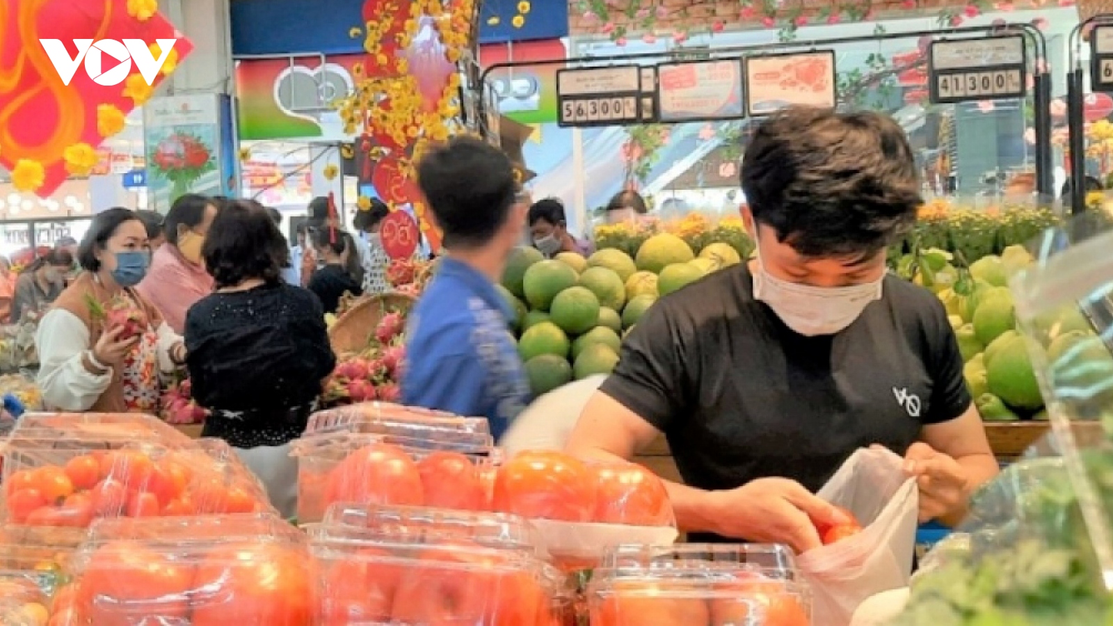 Consumers tighten their belts during Tet holiday